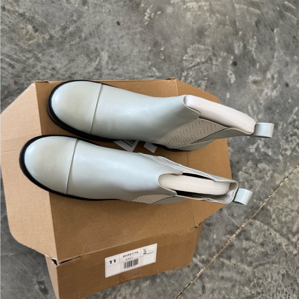 JOURNEE Collection Women's Mirette Lug Sole Booties - Picture 8 of 9